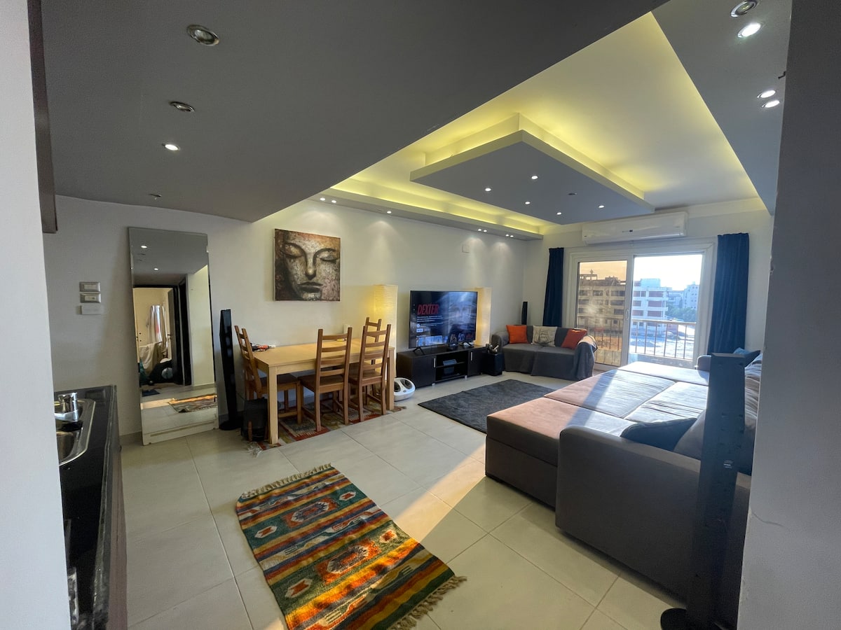 New Cairo, third-floor apartment (opens on Airbnb)